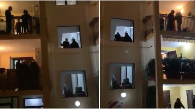 Obyvatelia bytovky v Taliansku vyšli na balkón a začali spievať. Spríjemňujú si ťažké dni v karanténe