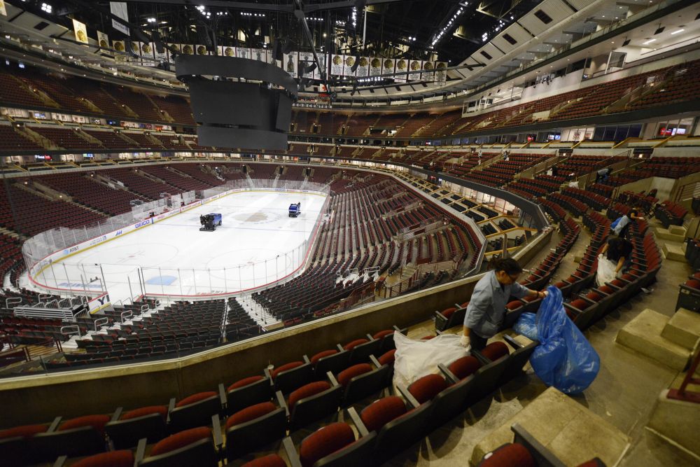 Pracovníci čistia hokejovú arénu po zápase zámorskej hokejovej NHL medzi Chicago Blackhawks - San Jose Sharks v Chicag