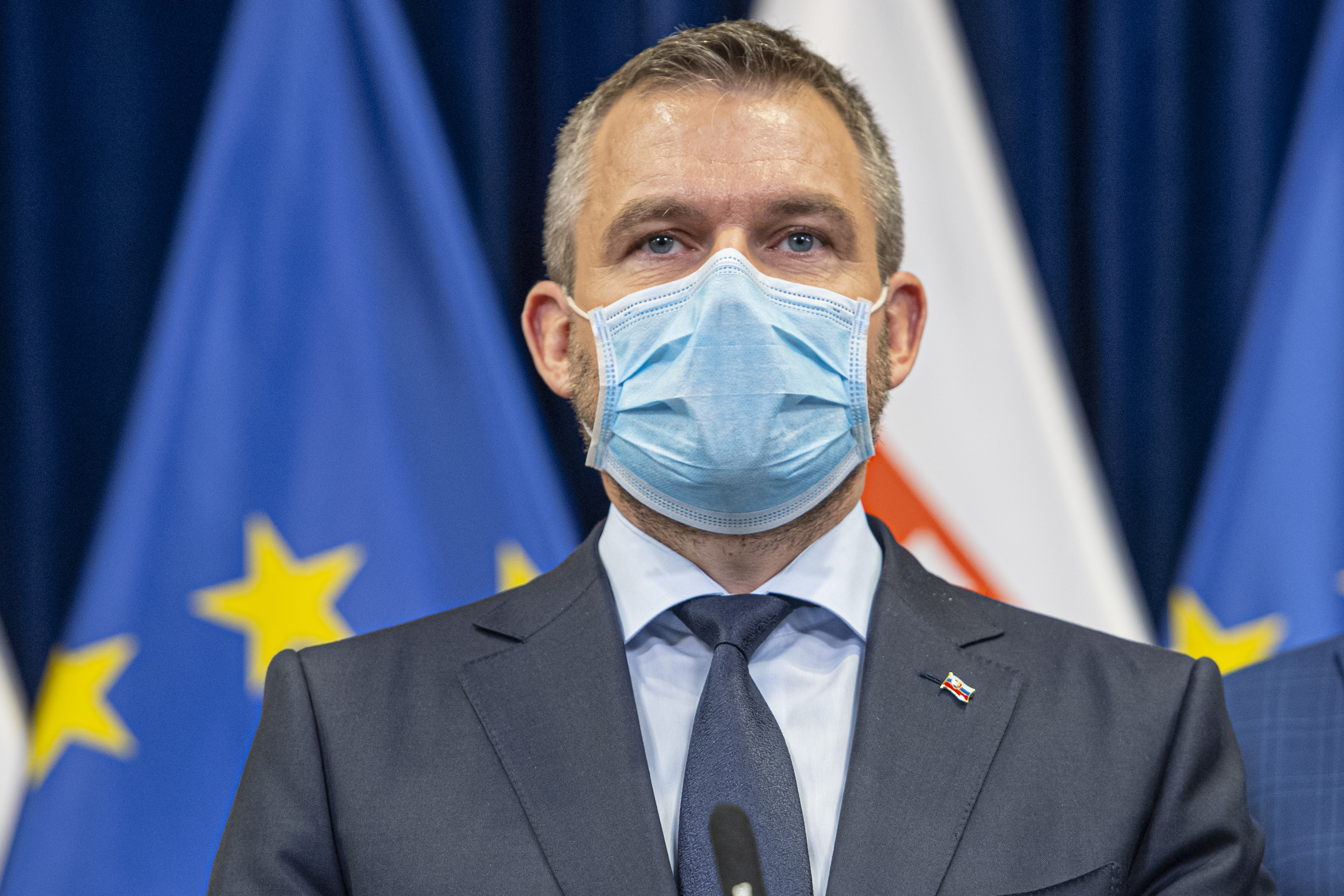 Na snímke predseda vlády SR Peter Pellegrini na tlačovej konferencii po mimoriadnom rokovaní vlády SR v Bratislave 15. marca 2020. Na Slovensku pribudlo v nedeľu celkovo 17 prípadov ochorenia COVID-19. Spolu tak evidujeme 61 prípadov.