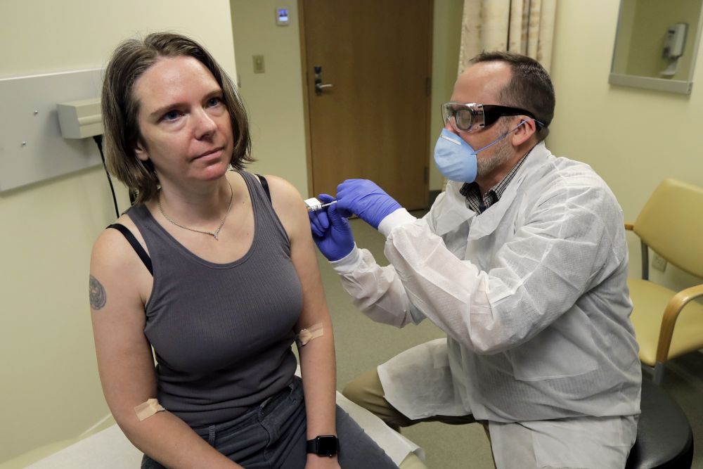 Dobrovoľníčka Jennifer Hallerová dostáva ako prvá v poradí vakcínu proti novému koronavírusu počas klinickej skúšky vakcíny, ktorá sa začala vo výskumnom ústave v americkom meste Seattle.