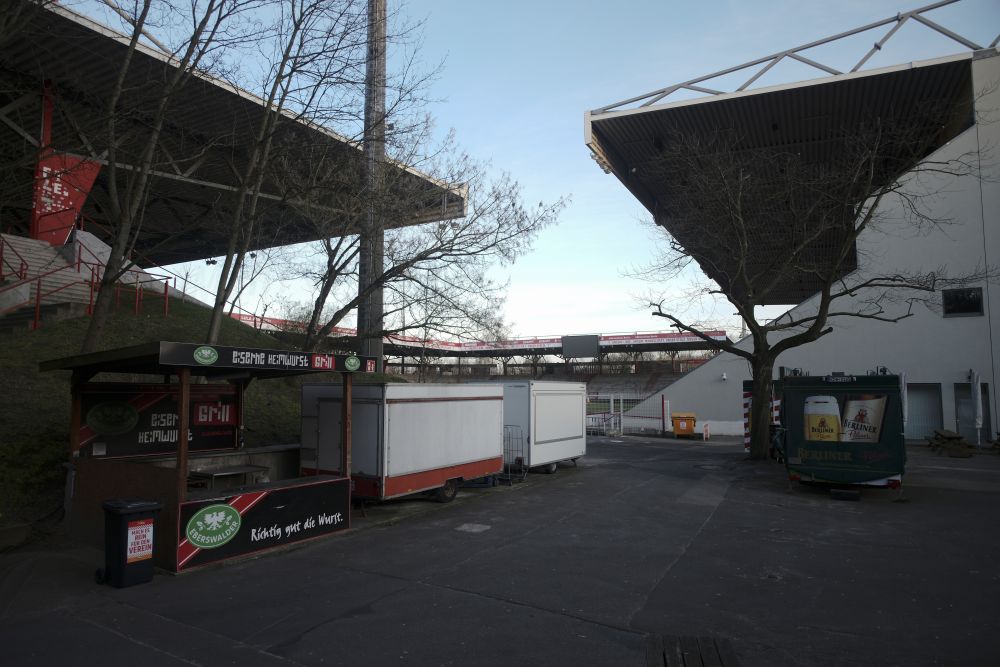 Na snímke pohľad na prázdny štadión budesligového futbalového klubu 1. FC Union Berlin 14. marca 2020.
