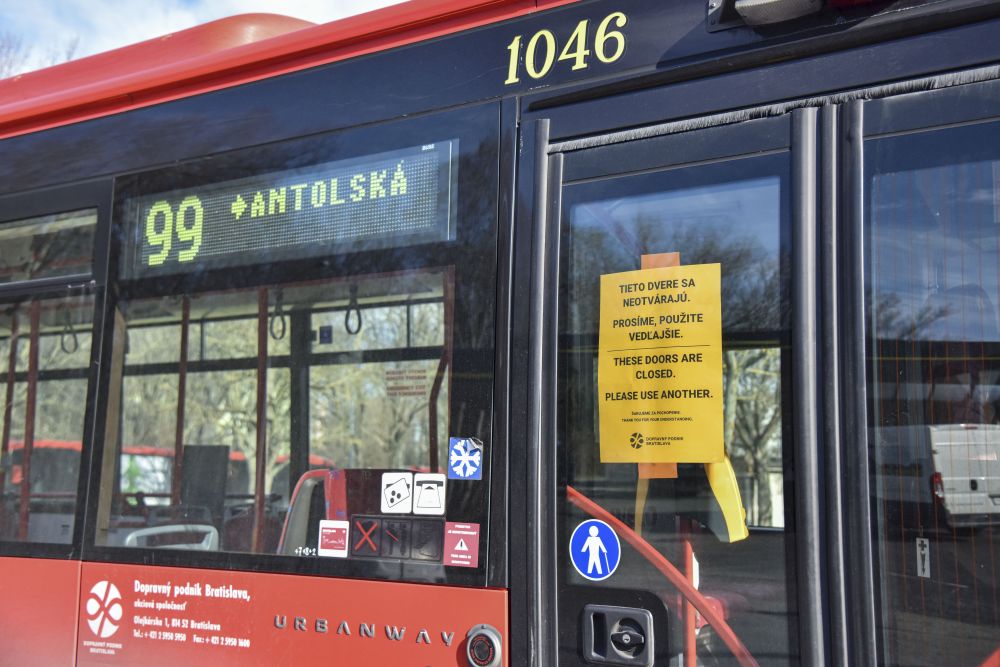 Na snímke oznam o preventívnom opatrení, ktoré hovorí o nevstupovaní cestujúcich do predného priestoru autobusu Mestskej hromadnej dopravy v Bratislave
