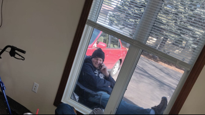 Fotka muža, ktorý telefonuje v okne, si získala srdcia miliónov ľudí. Keď ju uvidíte celú, pochopíte prečo