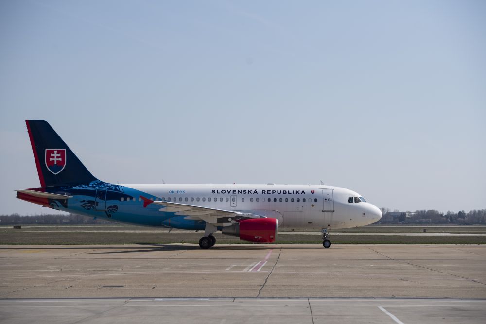 Na snímke lietadlo, ktoré priviezlo zdravotnícky materiál z Číny, po pristátí na letisku M. R. Štefánika v Bratislave 19. marca 2020.