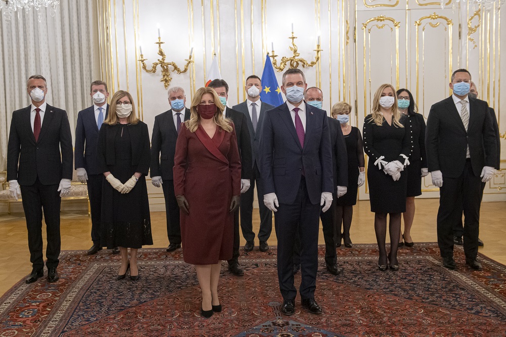Na snímke uprostred vľavo prezidentka  SR Zuzana Čaputová prijila od odchádzajúceho predsedu vlády SR Petra Pellegriniho (uprostred vpravo) demisiu vlády SR 20. marca 2020 v Prezidentskom paláci v Bratislave.