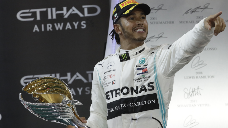 Na snímke majster sveta F1 v sezóne 2019 Brit Lewis Hamilton (Mercedes) oslavuje víťazstvo v záverečnej Veľkej cene F1 na trati okruhu Yas Marina v Abú Zabí 1. decembra 2019.