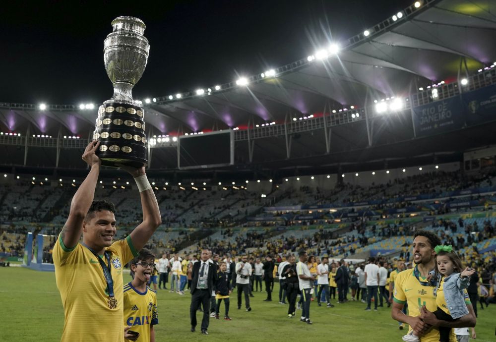 Hráč Brazílie Thiago Silva dvíha nad hlavu trofej po víťazstve vo finále juhoamerického šampionátu Copa America Brazília - Peru 7. júla 2019 na slávnej Maracane