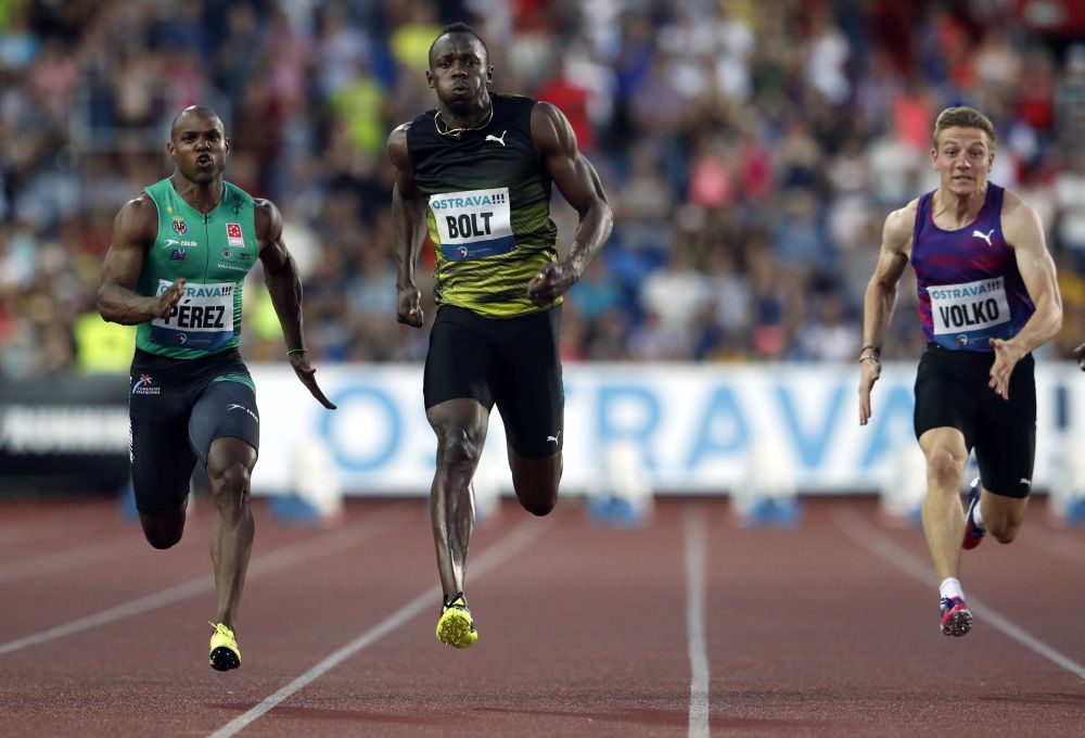 Jamajský šprintér Usain Bolt (uprostred), Slovák Ján Volko (vpravo) a Yunier Perez z Kuby počas behu na 100 m na atletickom mítingu Zlatá tretra v Ostrave 28. júna 2017