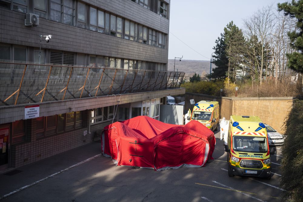 Na snímke špeciálny stan, v ktorom sa robia testy na nový koronavírus, pred Klinikou infektológie a geografickej medicíny Univerzitnej nemocnice Bratislava (UNB) na Kramároch