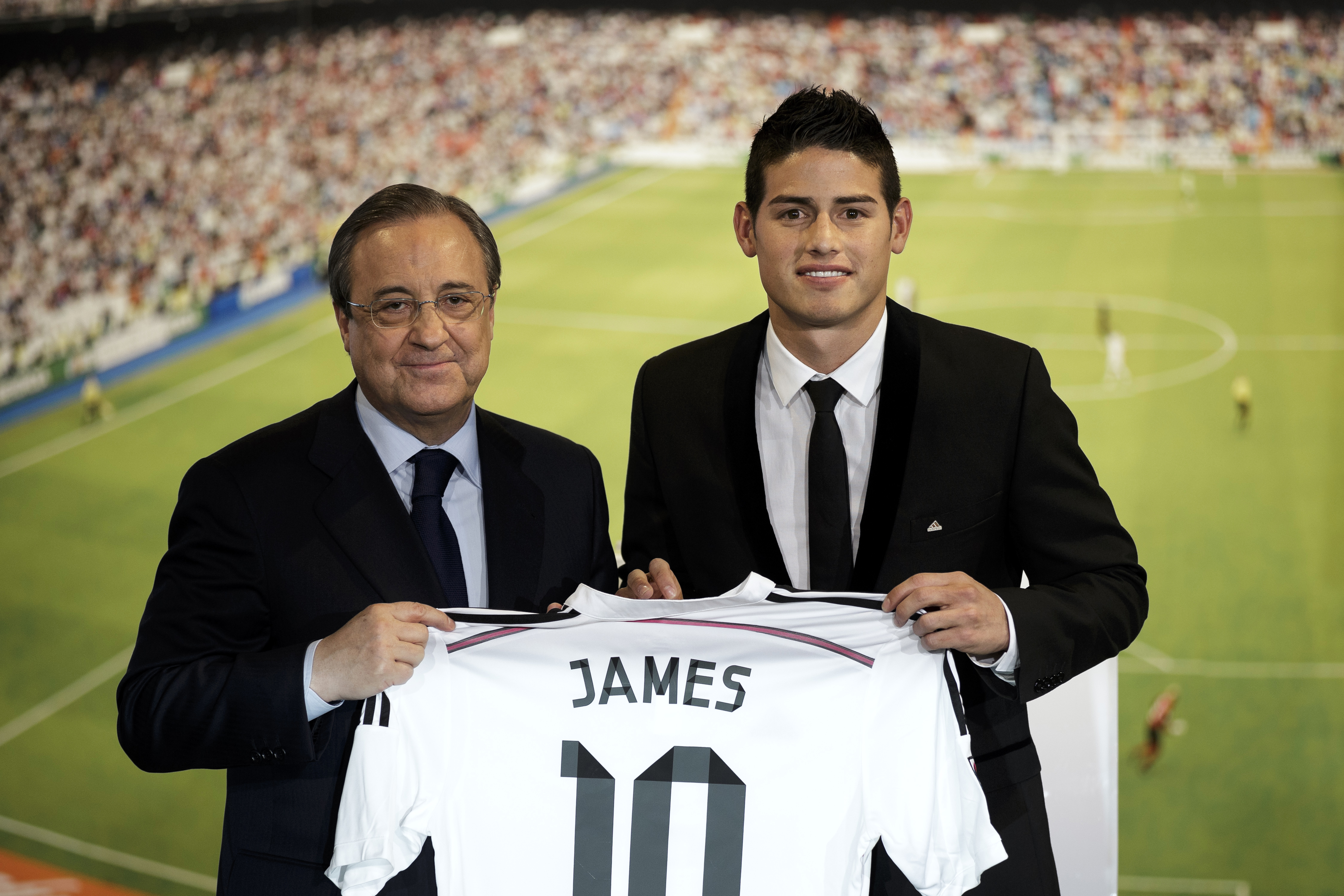Kolumbijská hviezda James  Rodriguez (vpravo) a prezident Realu Madrid Florentino Perez (vľavo) po príchode hráča do Realu