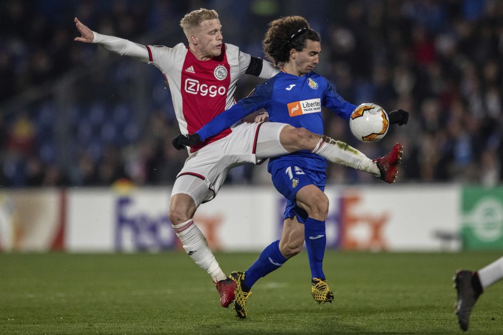 Na snímke je vľavo hráč holandského klubu Ajax Amsterdam  Donny van de Beek