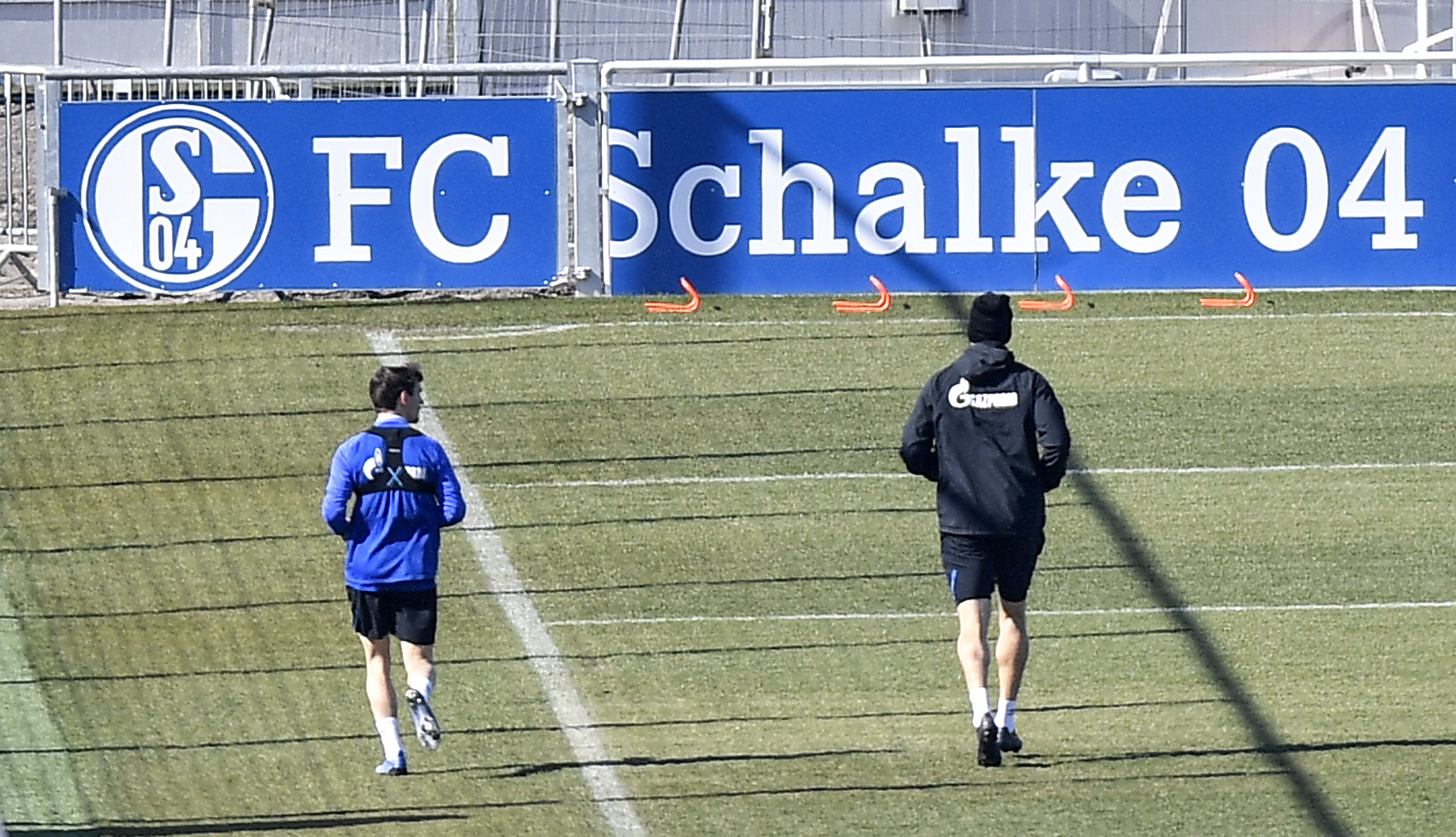 Futbalisti bundesligového klubu Schalke 04 trénujú v dostatočnej vzdialenosti od seba počas koronavírusovej pandémie v Gelsenkirchene 1. apríla 2020