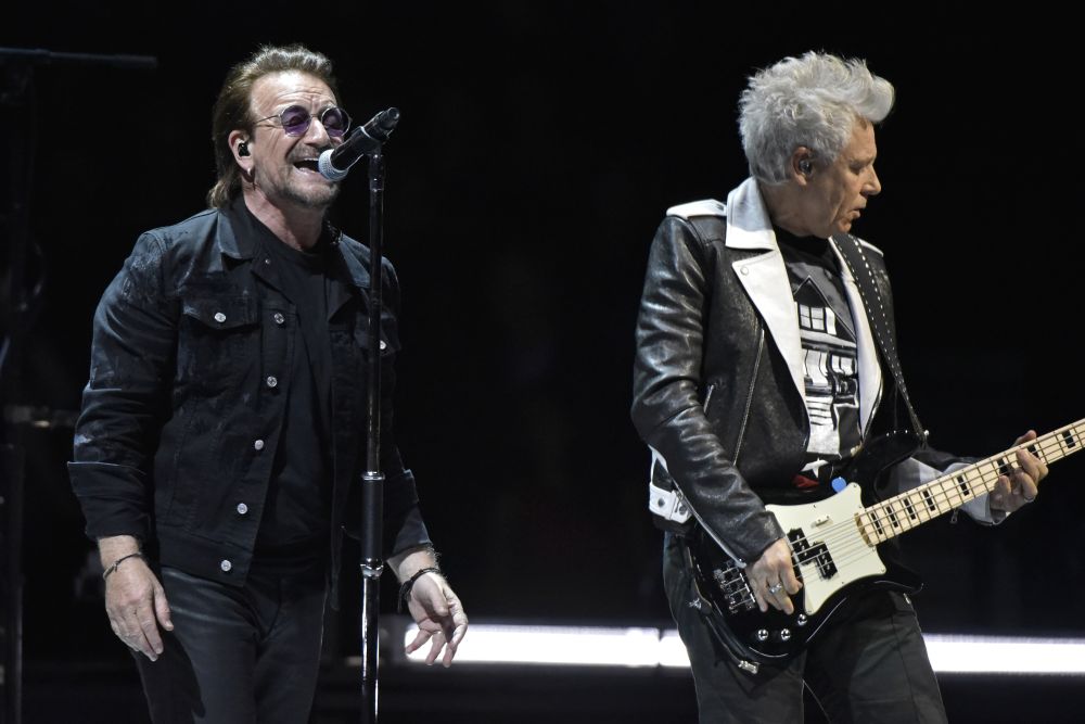 Na snímke spevák írskej rockovej skupiny U2 Bono Vox (vľavo) a basgitarista Adam Clayton