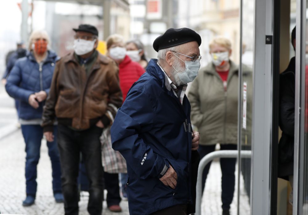 Seniori prichádzajú na nákup do potravín v Prahe vo štvrtok 19. marca 2020