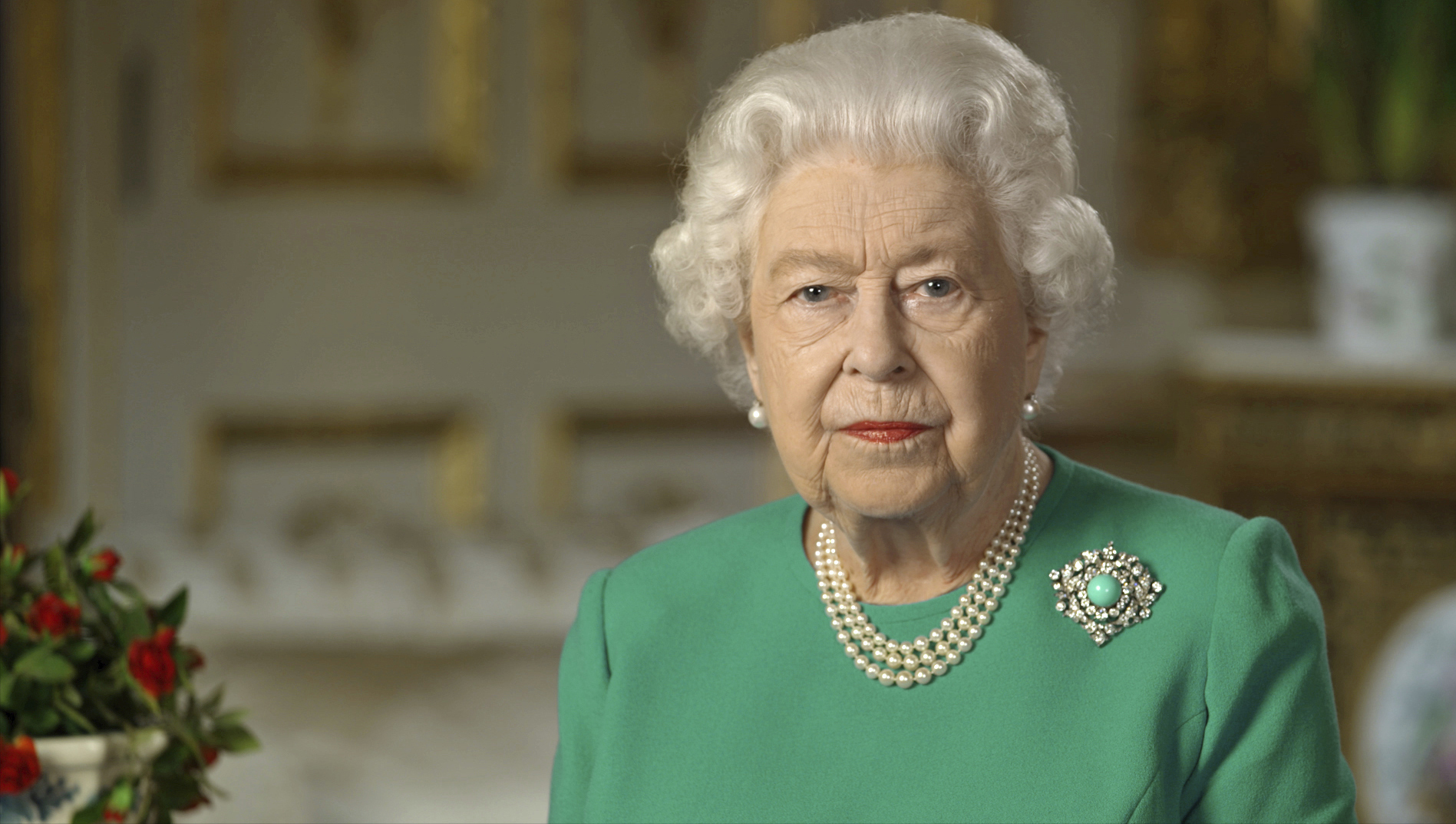 Britská kráľovná Alžbeta II. počas mimoriadneho televízneho prejavu k občanom Veľkej Británie a Spoločenstva národov (Commonwealth), v ktorom sa venovala pandémii nového koronavírusu vo Windsore v nedeľu 5. apríla 2020. Kráľovná Alžbeta II vyzvala Britov, aby sa postavili k výzve pandémie koronavírusa a boli disciplinovaní v týchto čoraz náročnejších časoch.