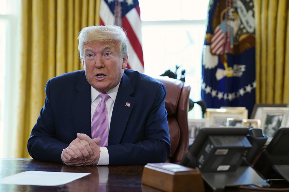 Americký prezident Donald Trump reční v Oválnej pracovni Bieleho domu vo Washingtone v piatok 10. apríla 2020.