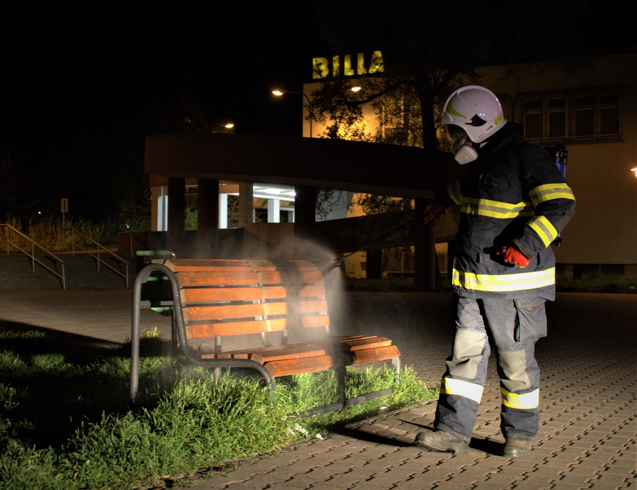 Petržalskí hasiči začali s dezinfekciou verejných priestranstiev.