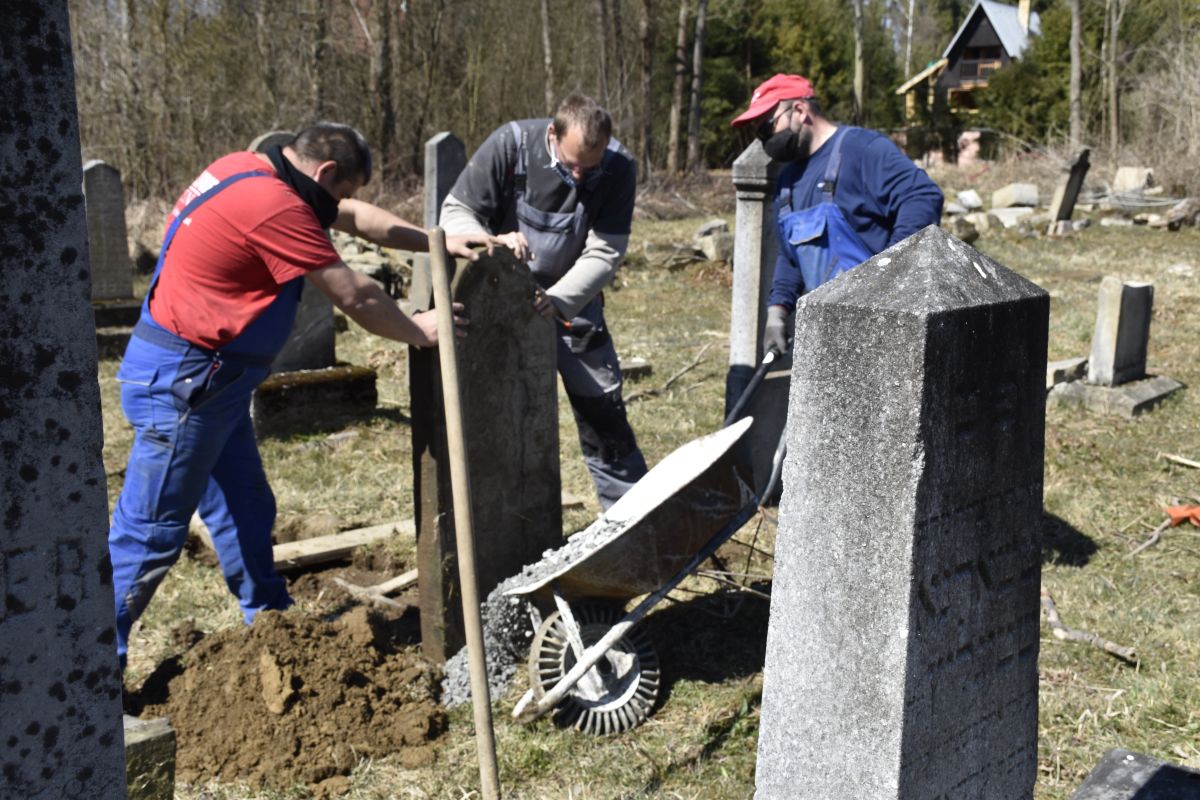 Na snímke pracovníci opravujú spadnutý pomník na židovskom cintoríne v Námestove.
