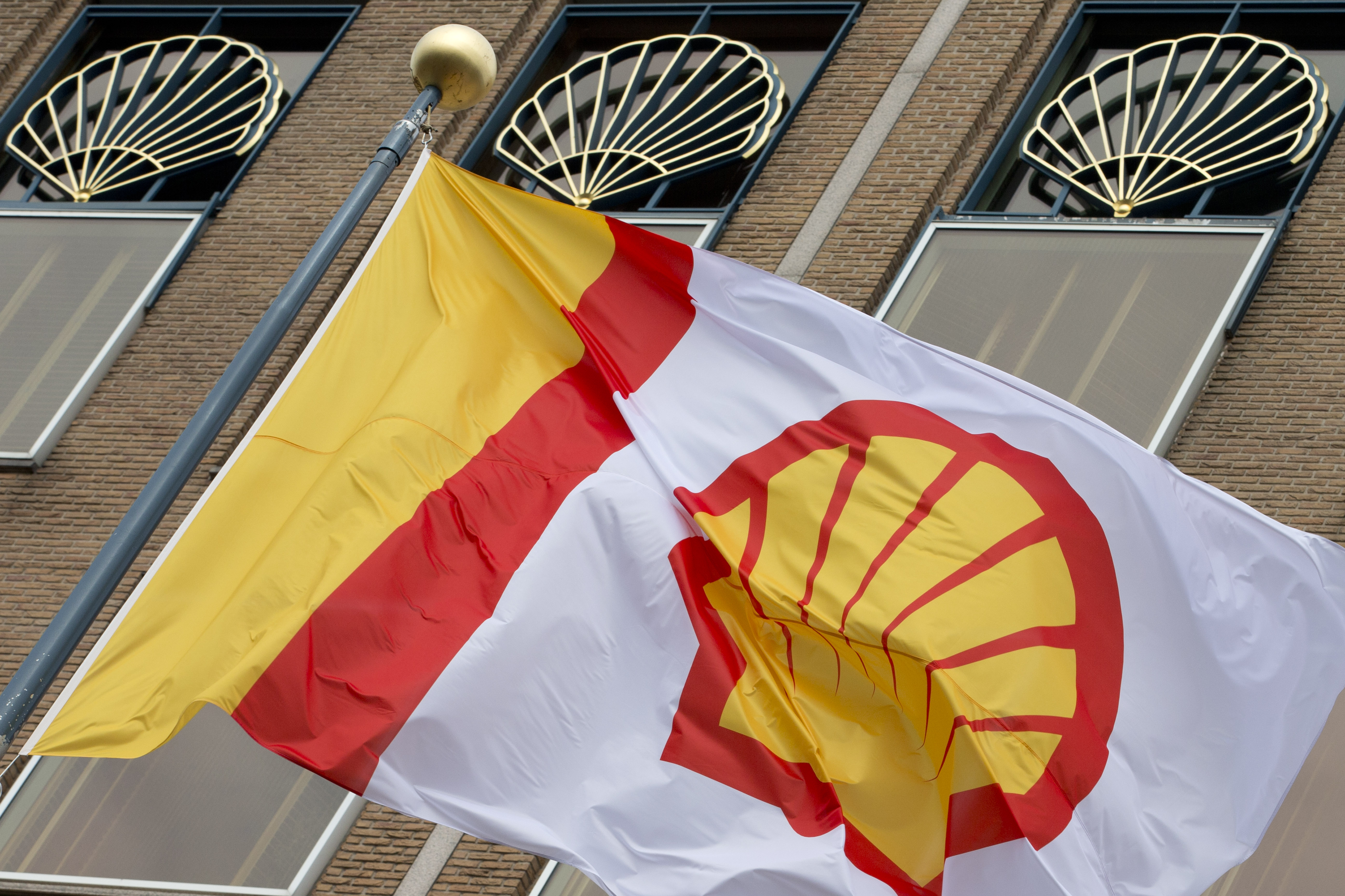 Na archívnej snímke vlajka s logom koncernu Royal Dutch Shell veje v Haagu.