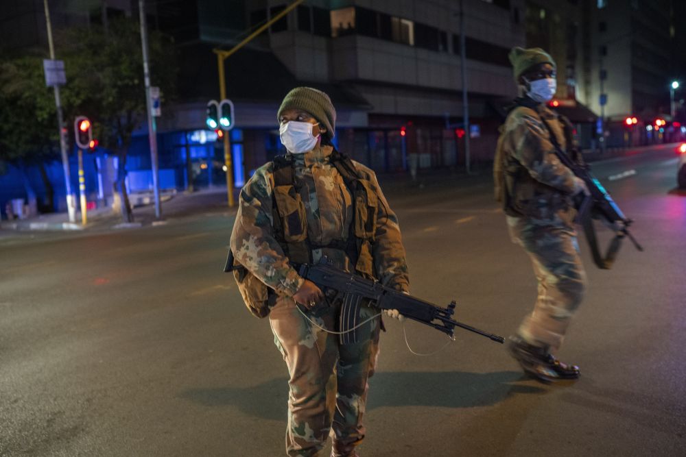 Príslušníci armády kontrolujú ulicu v centre Johannesburgu v Juhoafrickej republike 27. marca 2020.