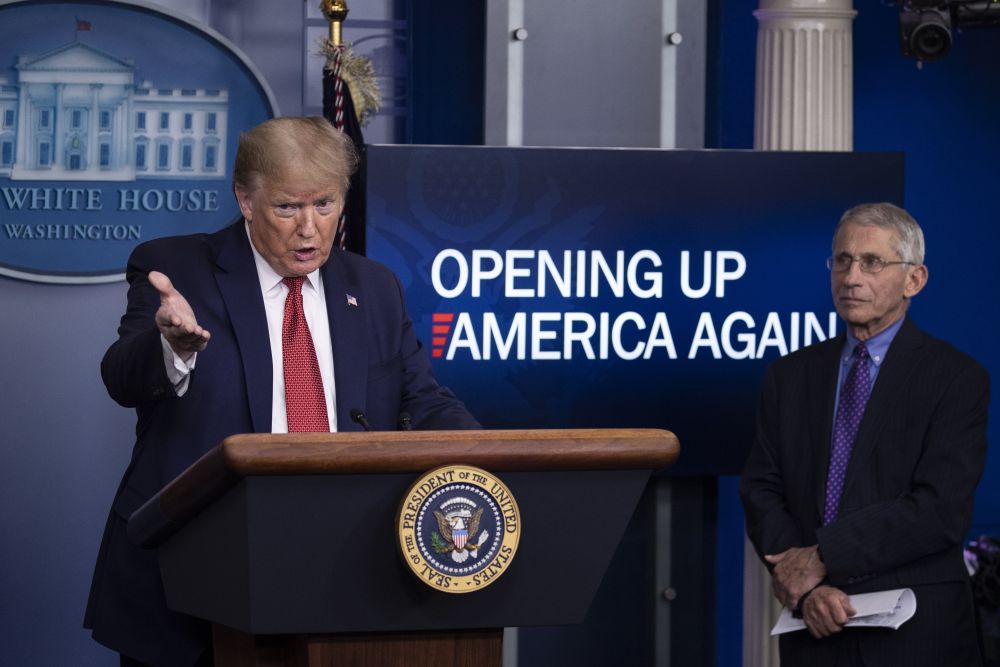 Na snímke vľavo americký prezident Donald Trump a vpravo jeho poradca Dr. Anthony Fauci