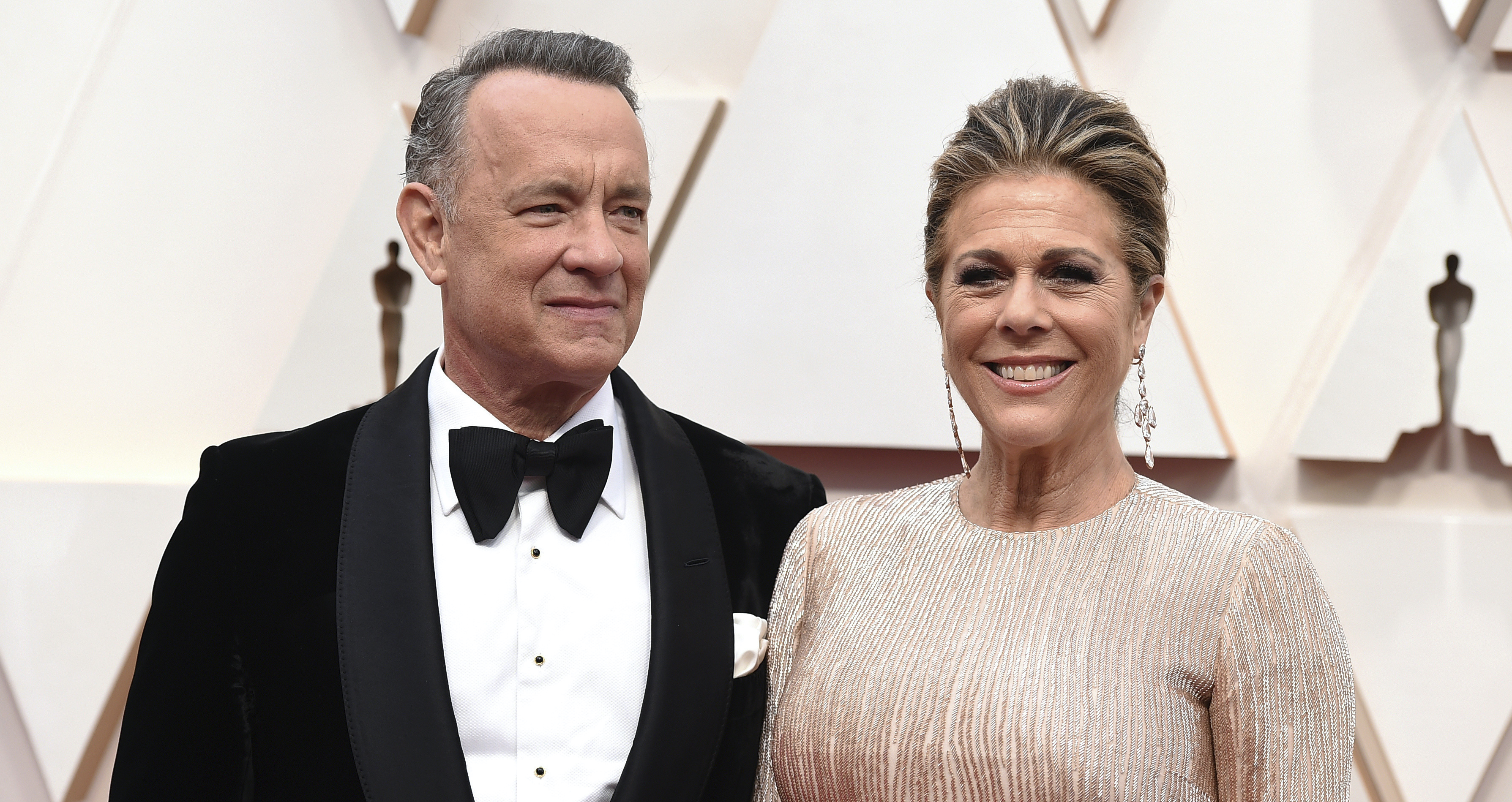 Na archívnej snímke z 9. februára 2020 Tom Hanks a Rita Wilsonová prichádzajú na udeľovanie filmových cien Oscar v Los Angeles.