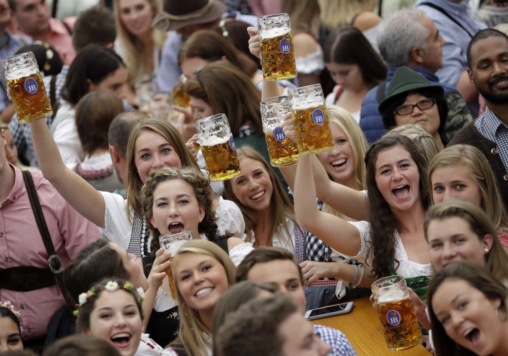 Na archívnej snímke z 22. septembra 2018 mladí ľudia oslavujú otvorenie 185. ročníka pivného festivalu Oktoberfest v Mníchove.