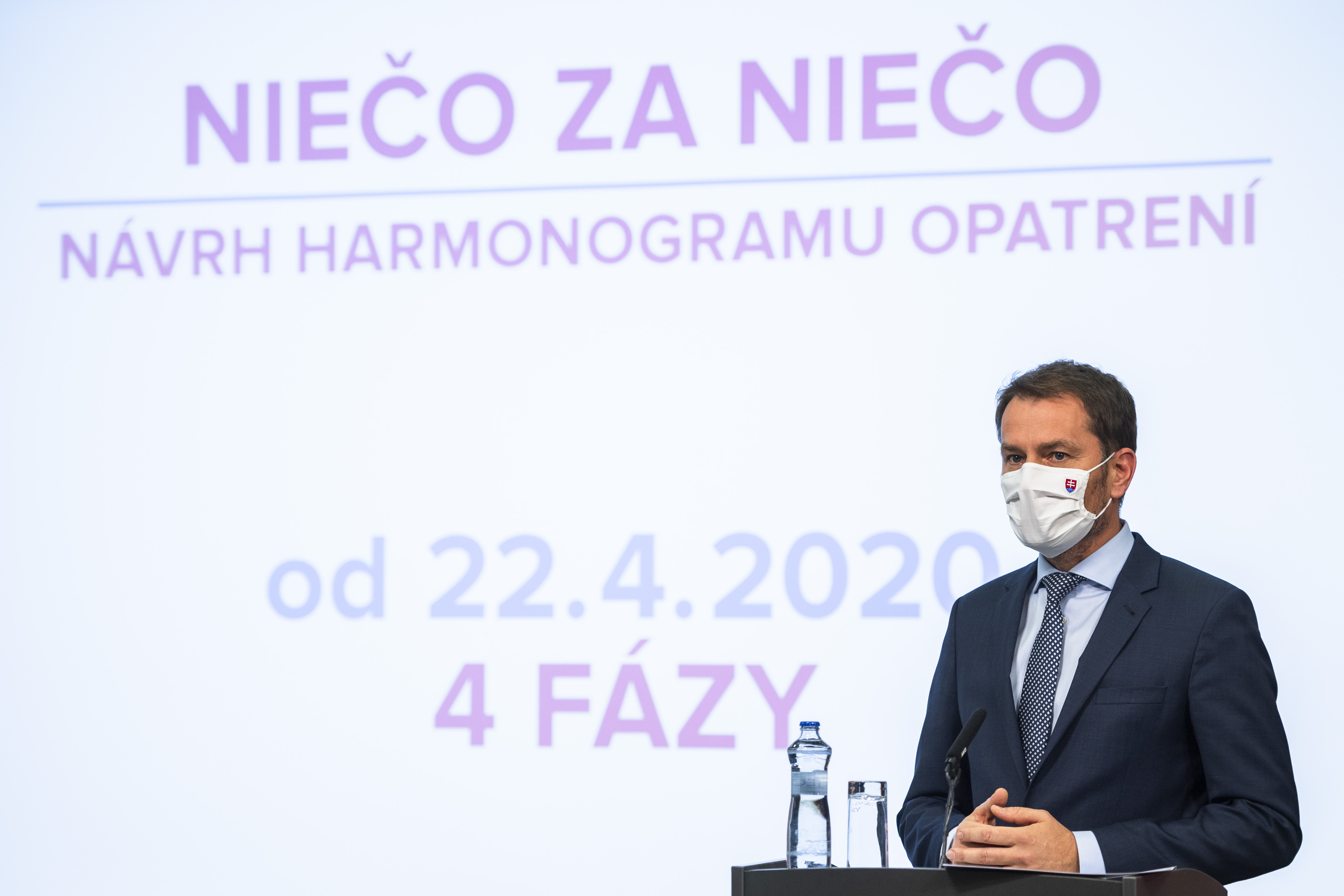 Na snímke predseda vlády SR Igor Matovič (OĽaNO) počas tlačovej konferencie k uvoľňovaniu opatrení na tému Niečo za niečo. V Bratislave 20. apríla 2020.