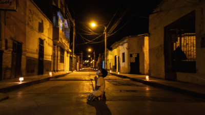 Fotka, ktorá obletela svet: Chlapec sa modlí uprostred prázdnej ulice za koniec pandémie