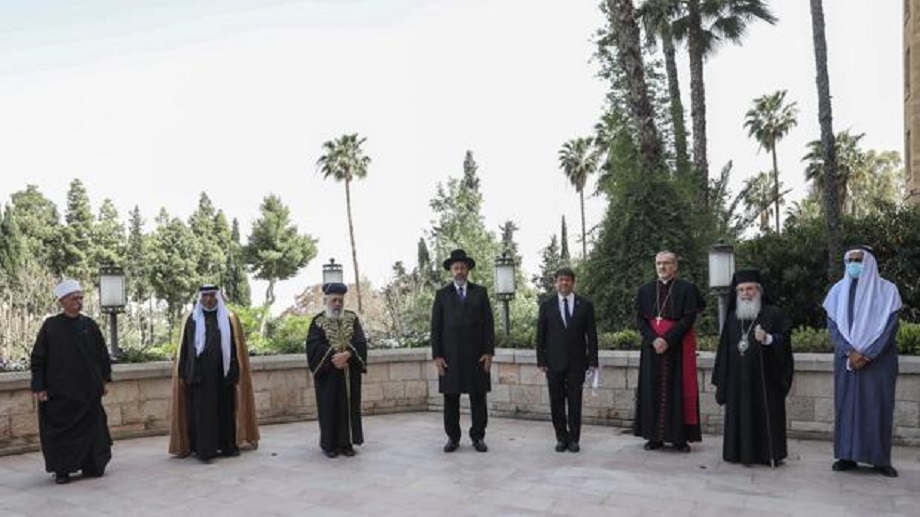 Na snímke lídri rôznych náboženstiev pred spoločnou modlitbou.