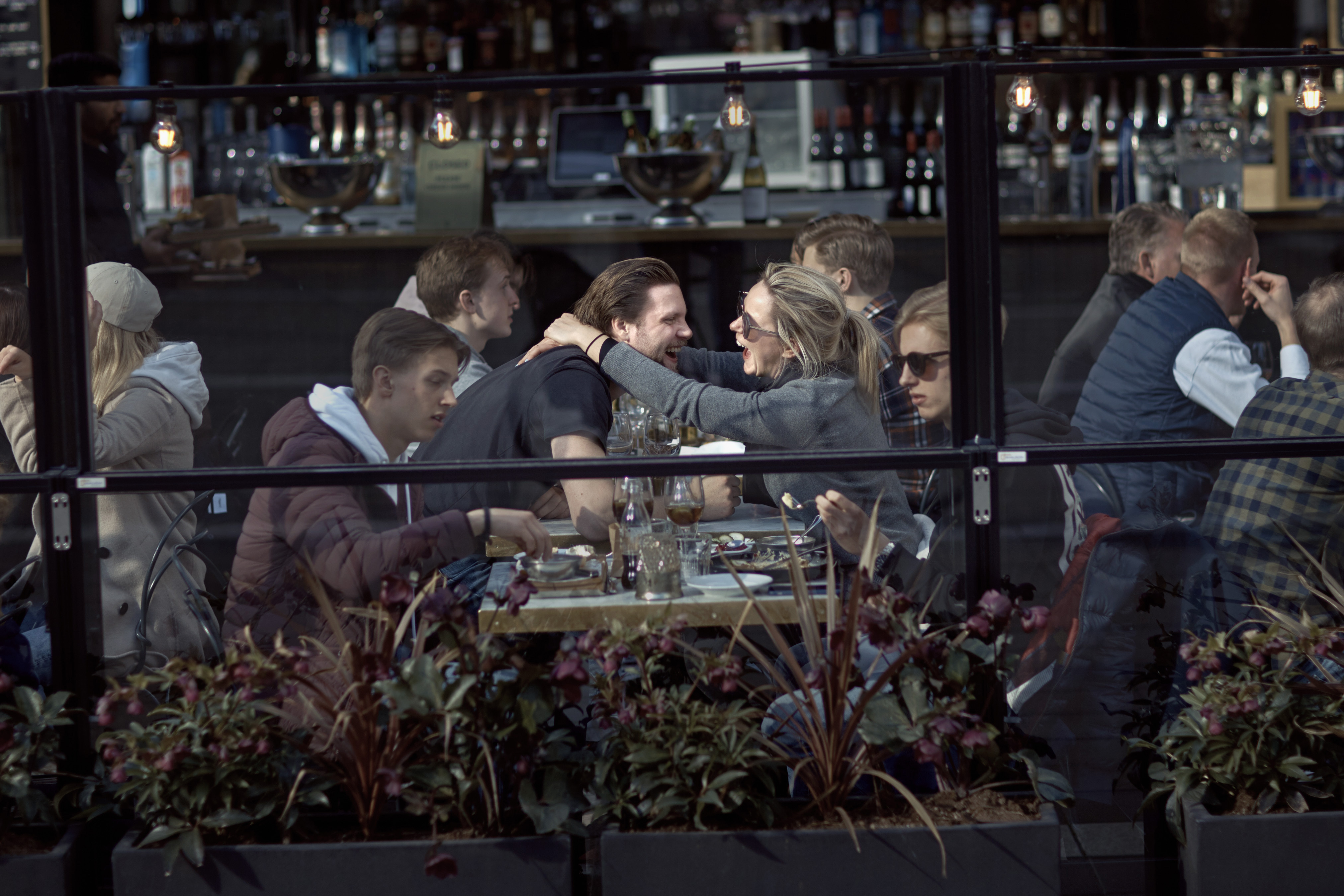 Pár sa usmieva a objíma v plnej reštaurácii v Štokholme v sobotu 4. apríla 2020.