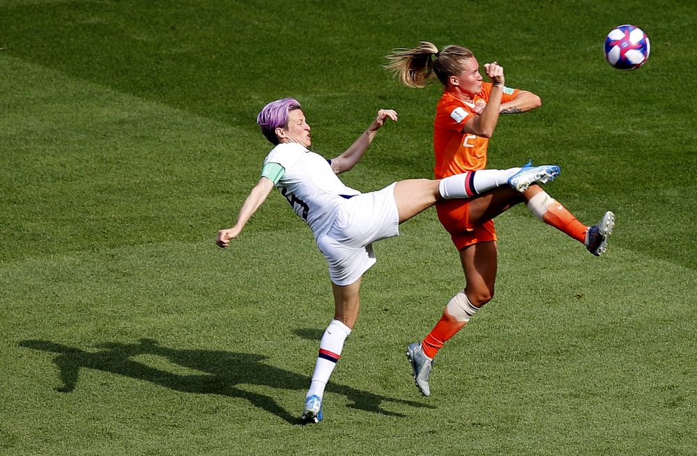 Američanka Megan Rapinoeová (vľavo) a Holanďanka Desiree Van Lunterenová v súboji o loptu vo finále majstrovstiev sveta vo futbale žien USA - Holandsko 7. júla 2019 v Lyone.