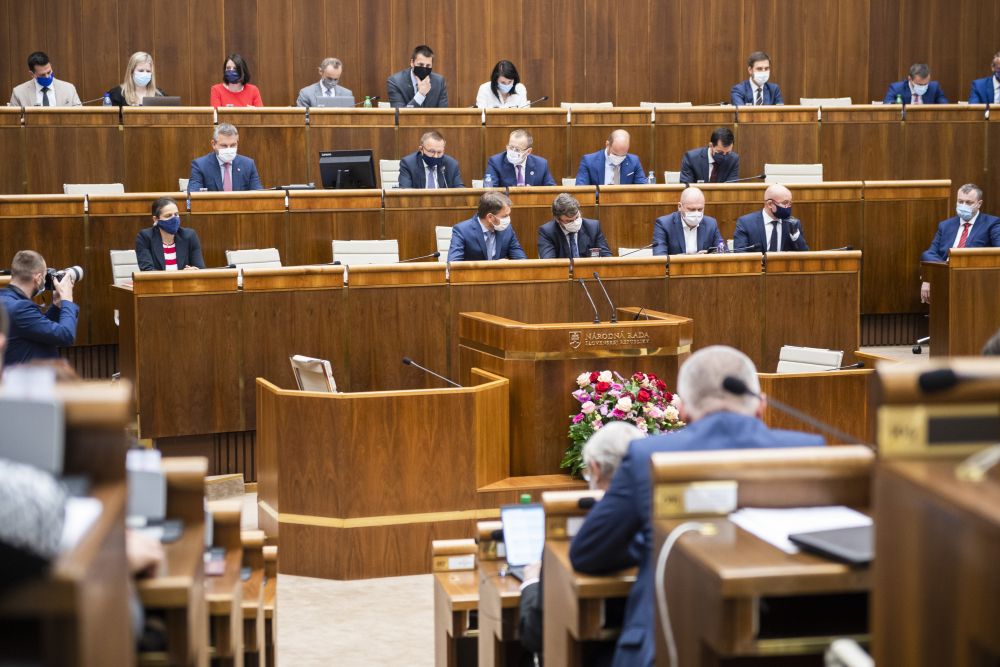 Na snímke hlasovanie počas 6. rokovania NR SR v Bratislave 22. apríla 2020.