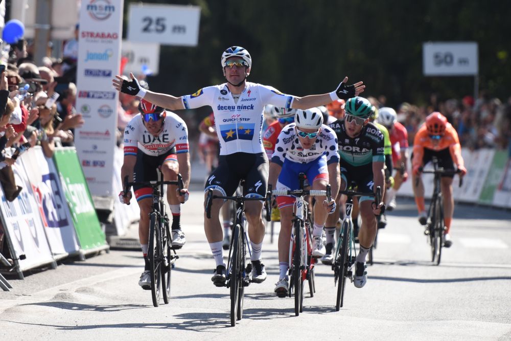 Na snímke v popredí Talian Elia Viviani z Deceuninck–Quick-Stepu víťazí v záverečnej 4. etape 63. ročníka cyklistických pretekov Okolo Slovenska 21. septembra 2019.