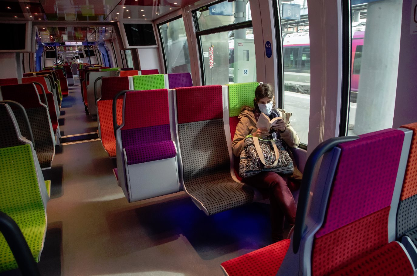 Cestujúca s ochranným rúškom jazdí vo vlaku v Paríži, ilustračná fotografia.