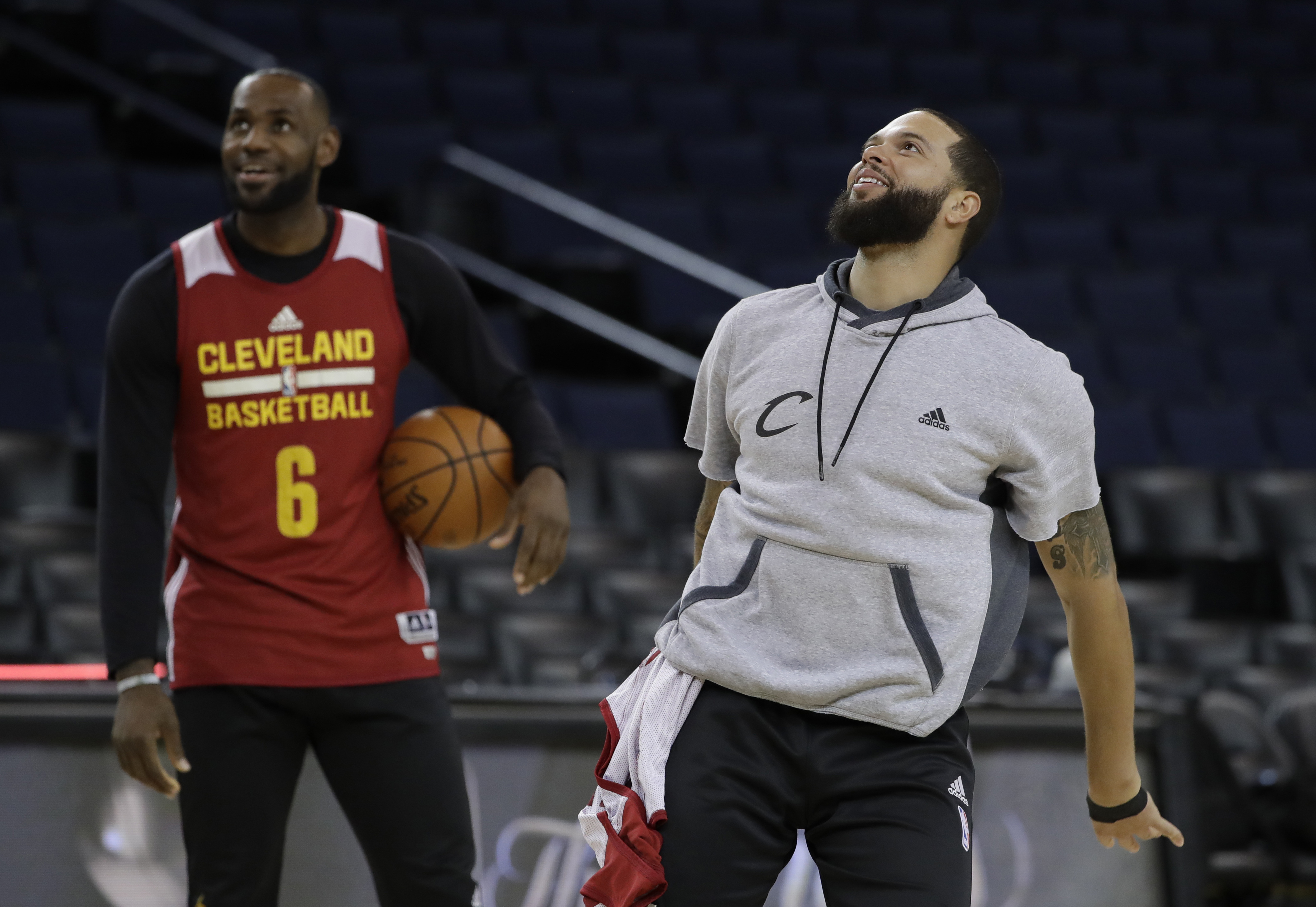 Na snímke hráči Clevelandu Cavaliers Deron Williams (vpravo) a LeBron James počas tréningu  pred prvým zápasom finále basketbalovej NBA proti Golden State Warriors v Oaklande, archívna snímka.
