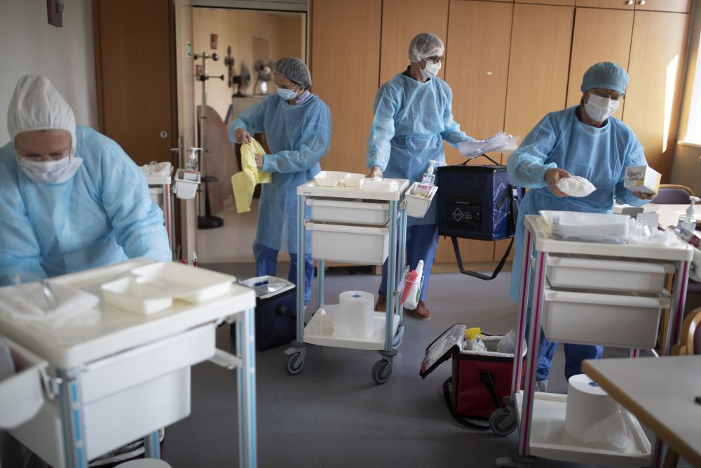 Zdravotný personál zo súkromného laboratória sa pripravuje na testovanie na ochorenie COVID-19 v domove dôchodcov vo francúzskej obci Kaysesberg vo štvrtok 16. apríla 2020.