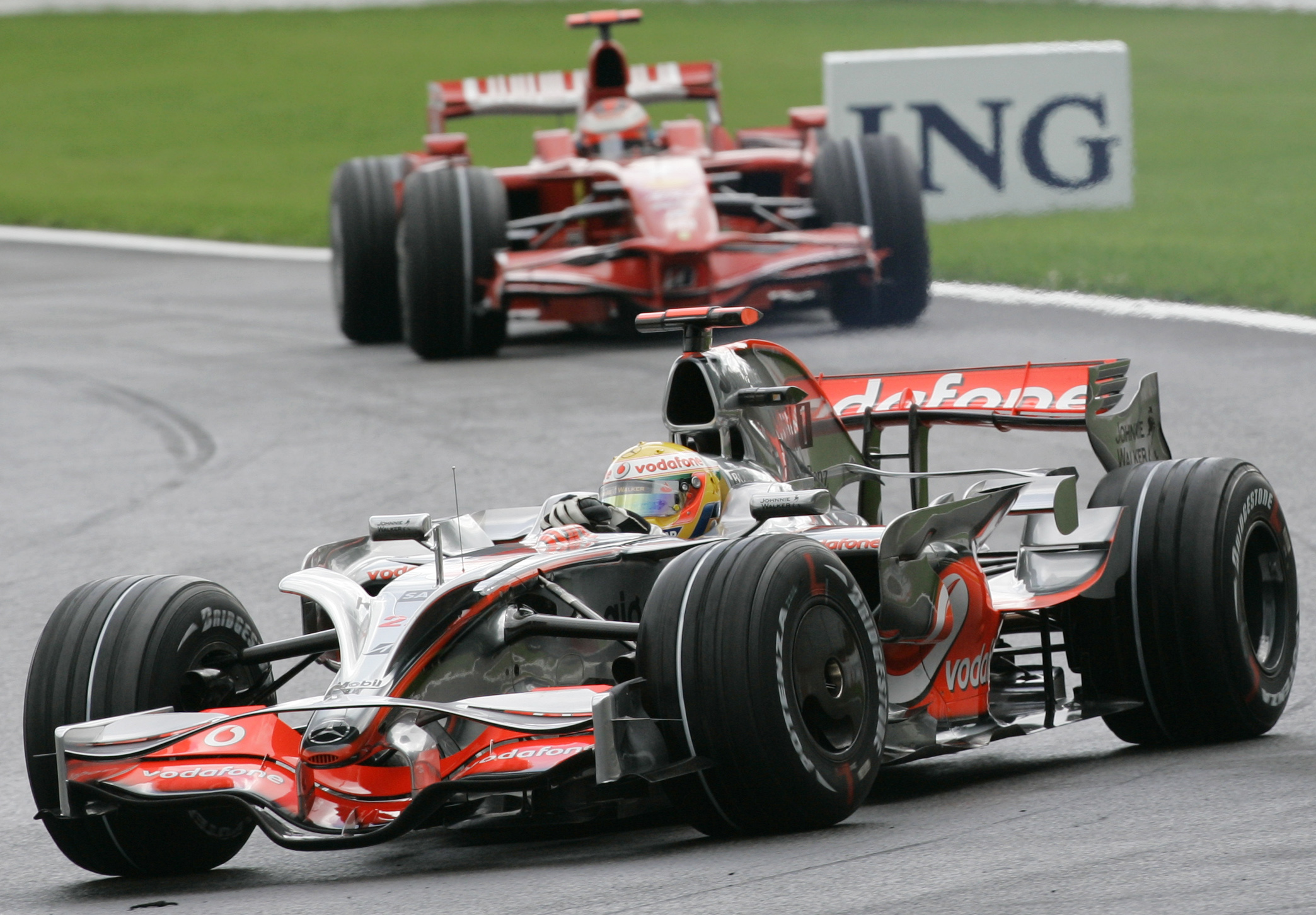 JH22 Spa-Francorchamps - V popredí monopost jazdca F1  zo stajne McLaren Mercedes Brita Lewisa Hamiltona počas Veľkej ceny Belgicka na okruhu Spa-Francorchamps 7. septembra 2008.