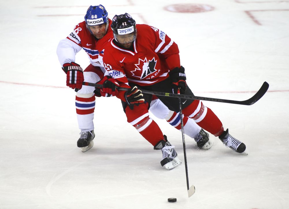 Český hokejový útočník Jaromír Jágr (vľavo) a kanadský útočník Joel Ward (vpravo)