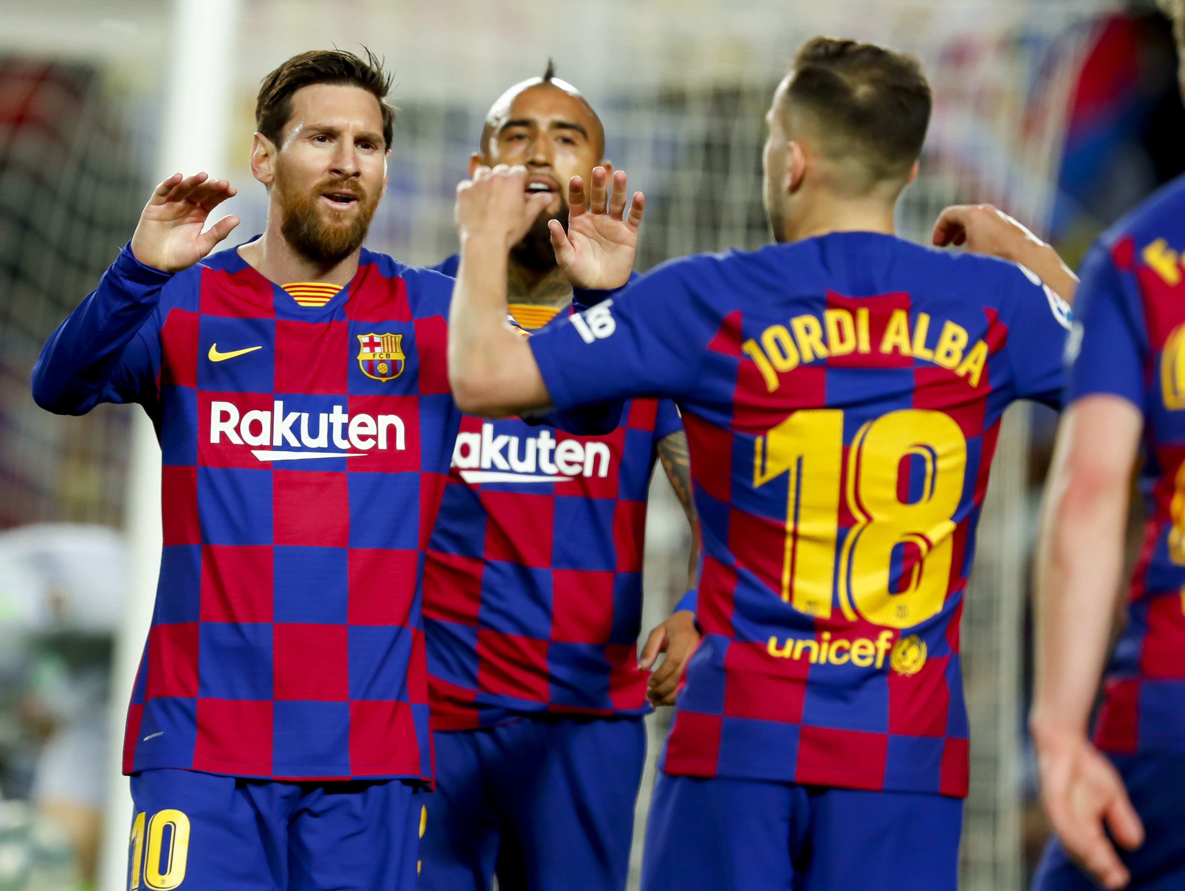 Na snímke hráči Barcelony Jordi Alba (vpravo) a Lionel Messi (vľavo).