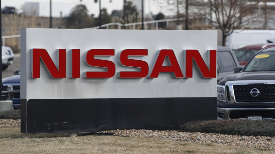 Na archívnej snímke z 15. marca 2020 je logo japonskej automobilky Nissan pred predajňou v americkom meste Highlands Ranch.