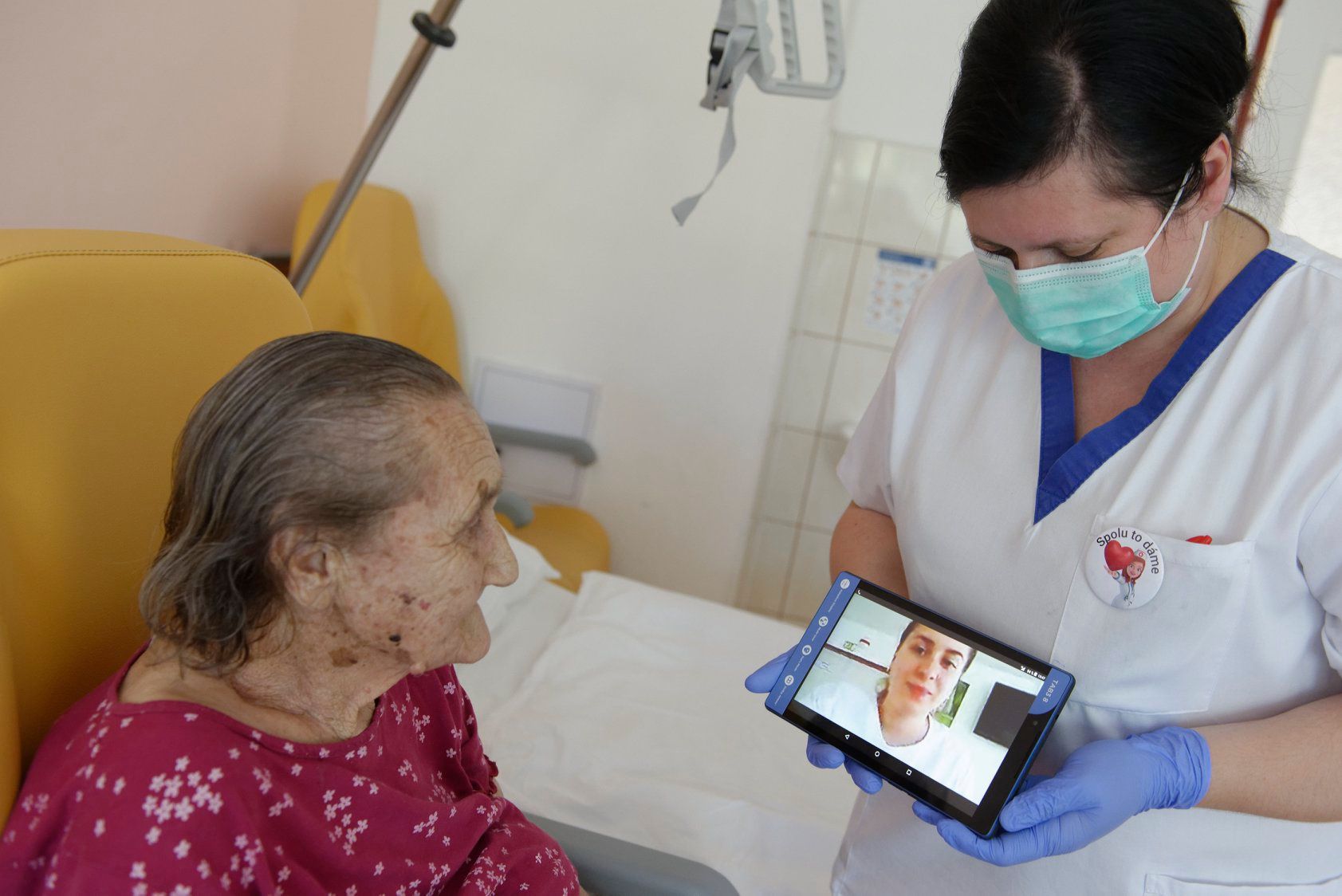 Dobrovoľníci vo svidníckej nemocnici pacientom volajú a posielajú pohľadnice