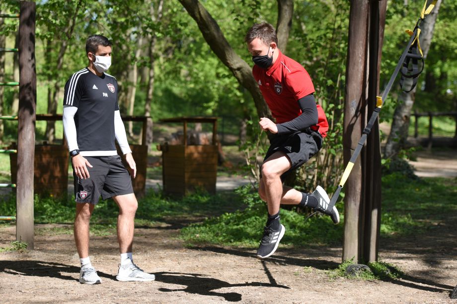 Na snímke vľavo kondičný tréner FC Spartak Trnava Daid Moravec a hráč FC Spartak Trnava Jakub Krč počas individuálneho tréningu.