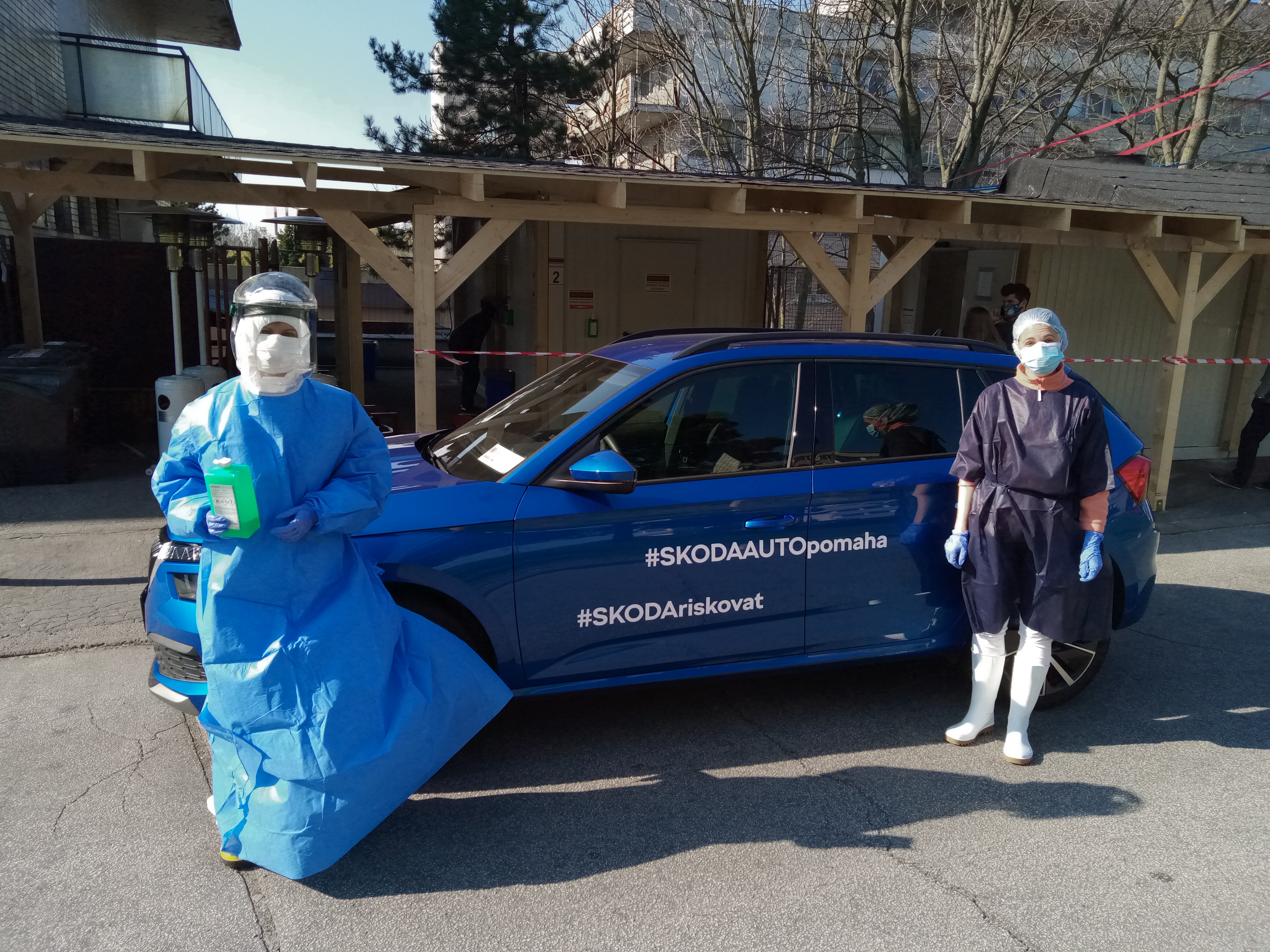 ŠKODA AUTO Slovensko pomáha aj  Univerzitnej nemocnici Bratislava, kde vozidlá ŠKODA Kamiq slúžia na prepravu odobratých vzoriek do centier, kde sa testuje COVID-19.