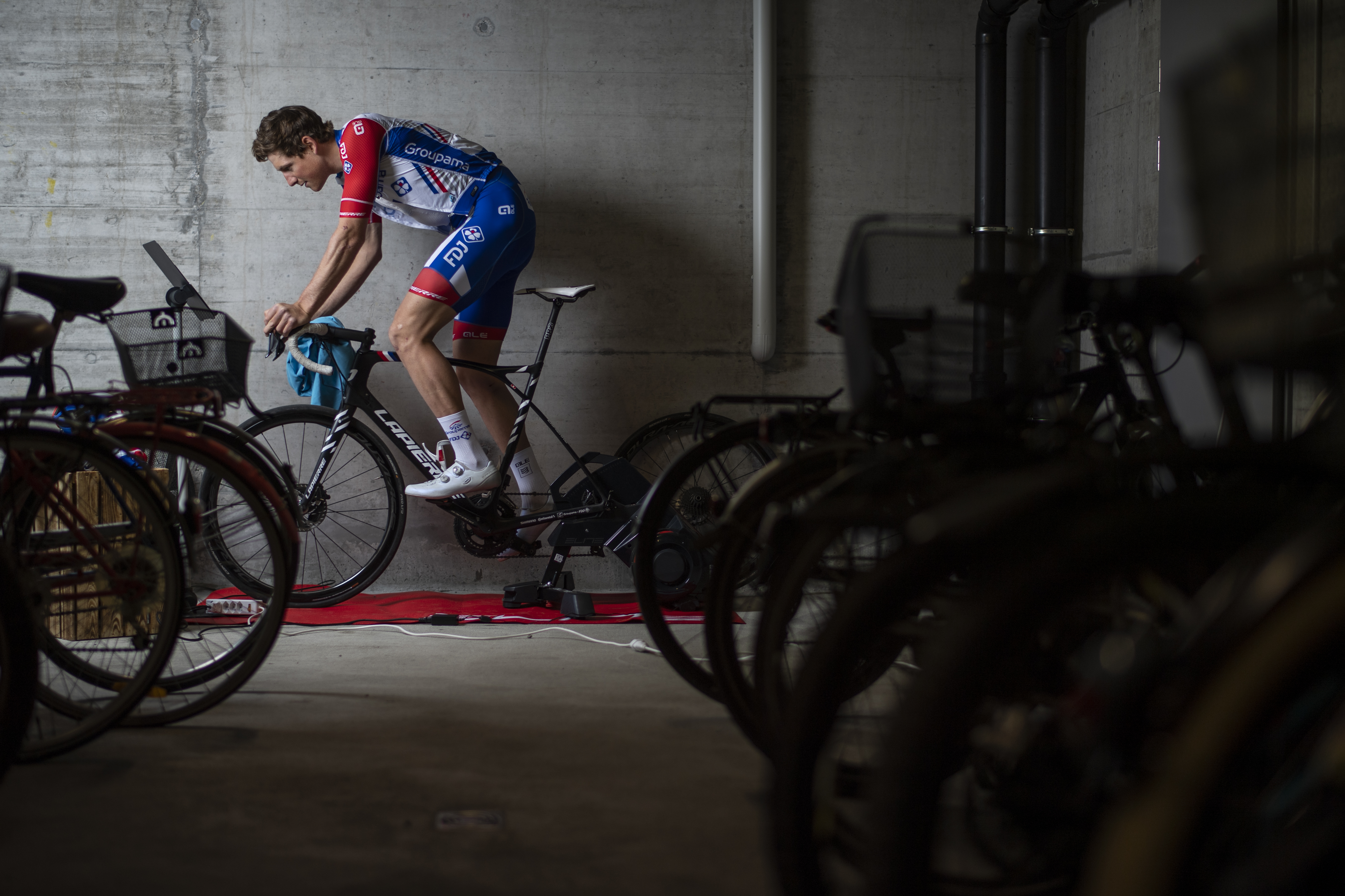 Švajčiarsky cyklista Stefan Küng trénuje doma, ilustračné foto
