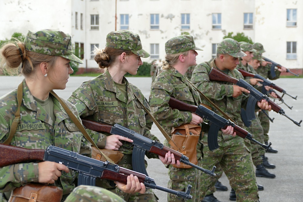 Na snímke príslušníci dobrovoľnej vojenskej prípravy v priestoroch Základne výcviku a mobilizačného doplňovania v Martine.