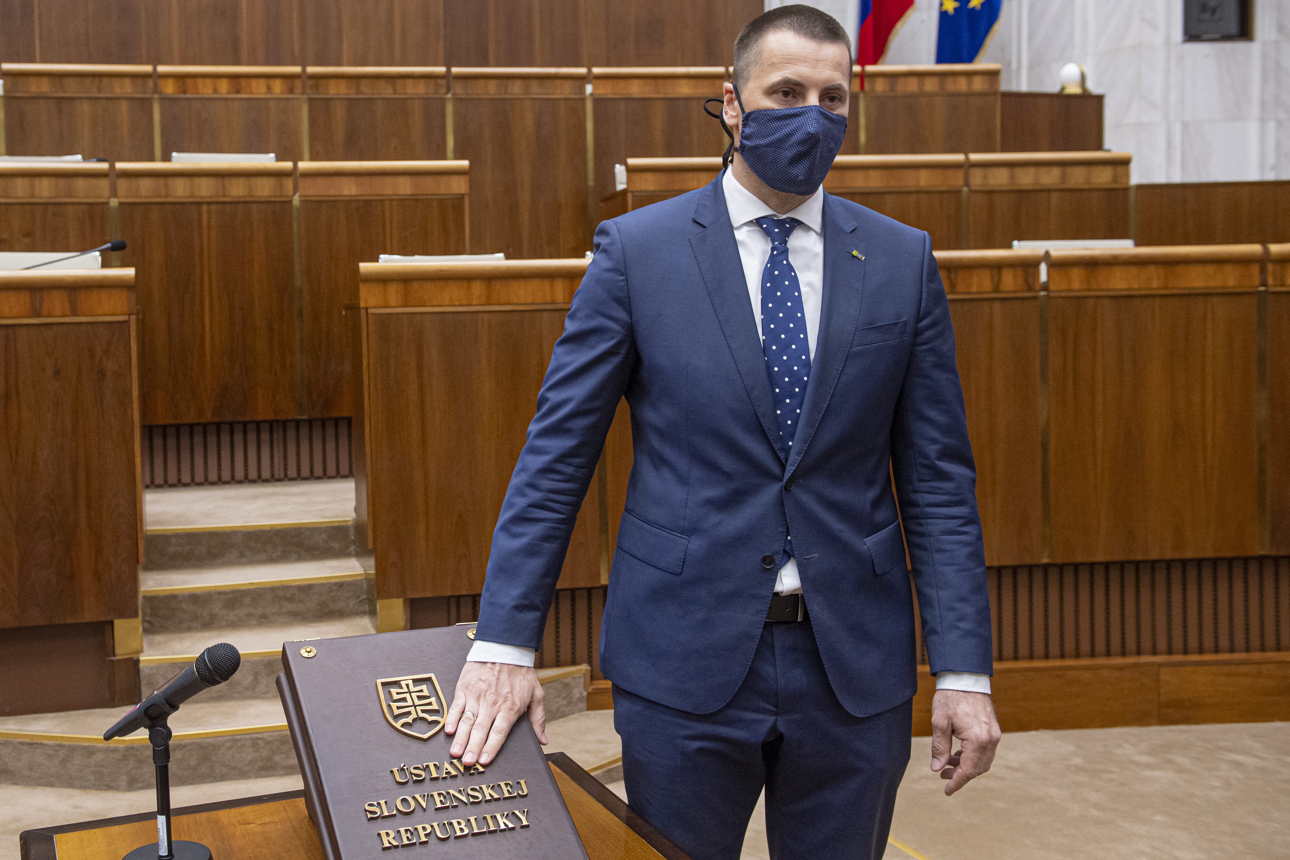 Na snímke Marián Viskupič (SaS) s ochranným rúškom skladá poslanecký sľub počas ustanovujúcej schôdze Národnej rady Slovenskej republiky (NR SR) VIII. volebného obdobia 20. marca 2020 v Bratislave.