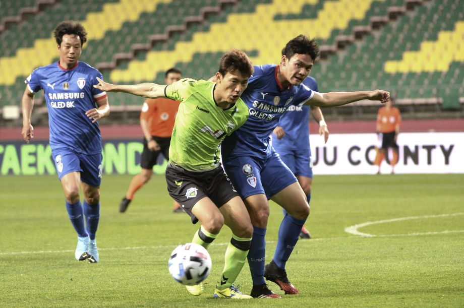Han Kyo-won (vľavo) z tímu Jeonbuk Hyundai Motors FC a Park Dae-won z tímu Samsung Bluewings