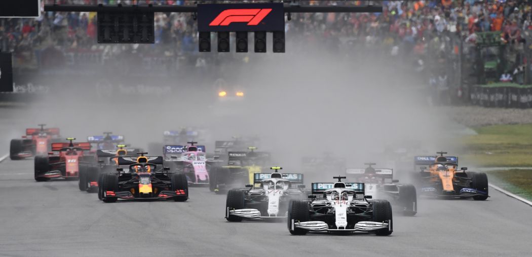 Na snímke v popredí britský pilot formuly 1 Lewis Hamilton na Mercedese vedie pole pretekárov po štarte Veľkej ceny Nemecka F1 na okruhu v Hockenheime v nedeľu 28. júla 2019.