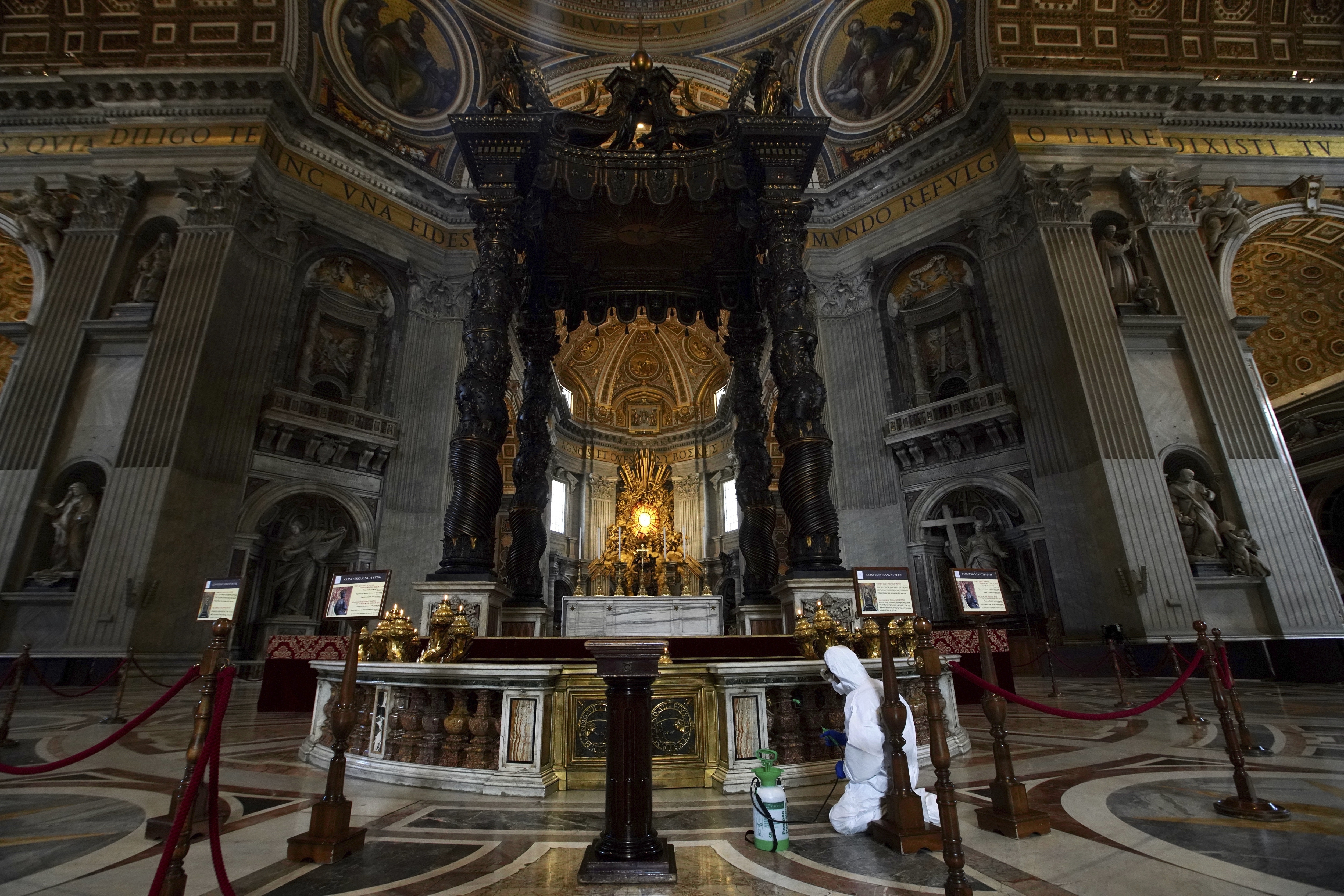 Zamestnanec v ochrannom obleku dezinfikuje interiér Baziliky  sv. Petra 15. mája 2020 vo Vatikáne.